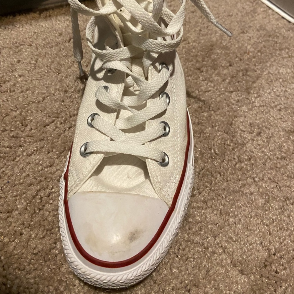 White high top converse shoes. Size 8 (EUR 39)